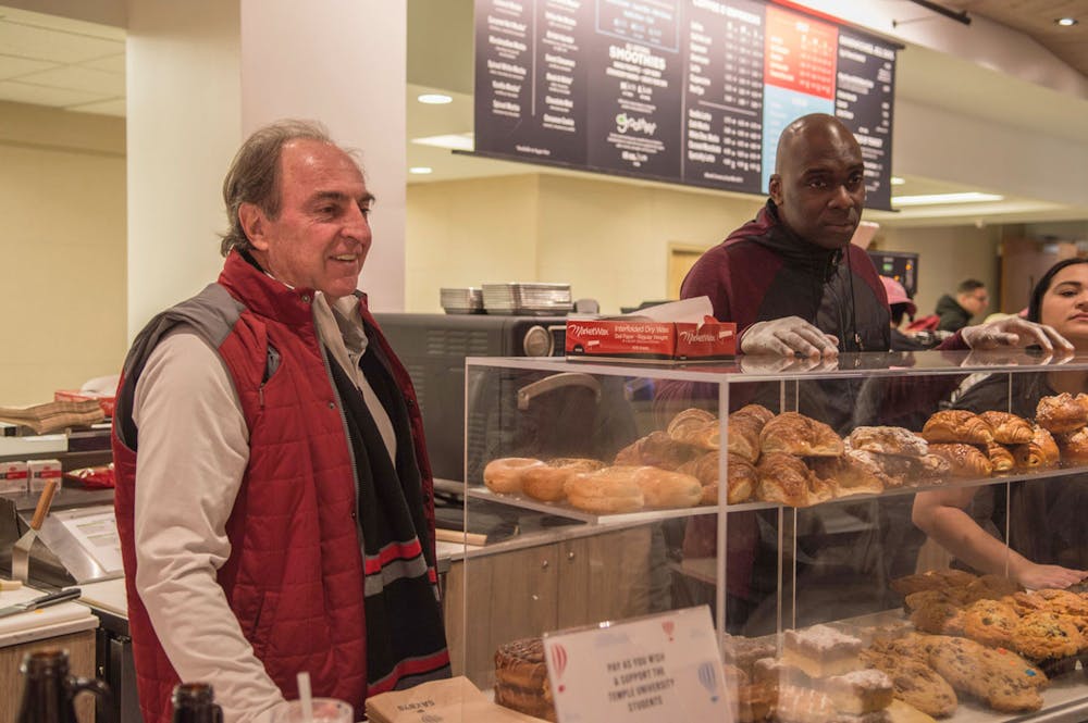 Fran Dunphy, Aaron McKie are posing for a picture