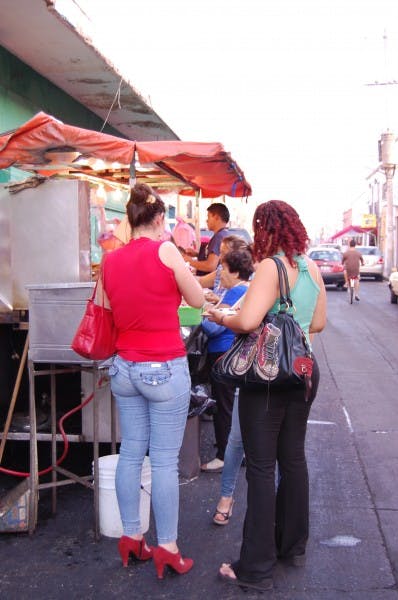 DSC_0018 women buying tacos