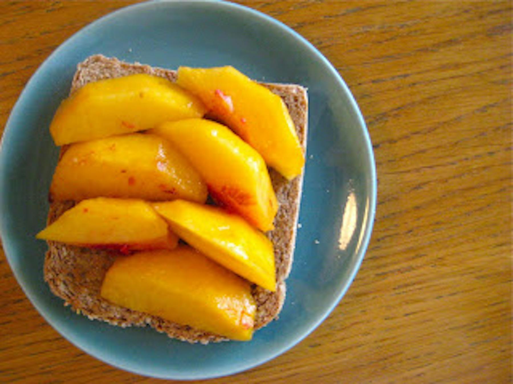 a plate with sliced peaches